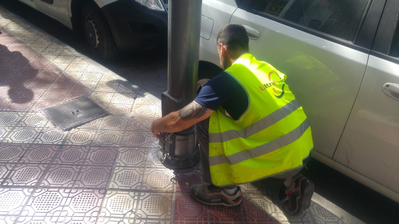 Elche prueba una resina plástica para proteger las farolas de los orines de perros Elche prueba una resina plástica para proteger las farolas de los orines de perros