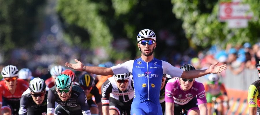 Fernando Gaviria celebra su victoria en el Giro de Italia Fernando Gaviria celebra su victoria en el Giro de Italia