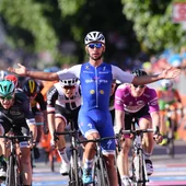 Fernando Gaviria celebra su victoria en el Giro de Italia Fernando Gaviria celebra su victoria en el Giro de Italia