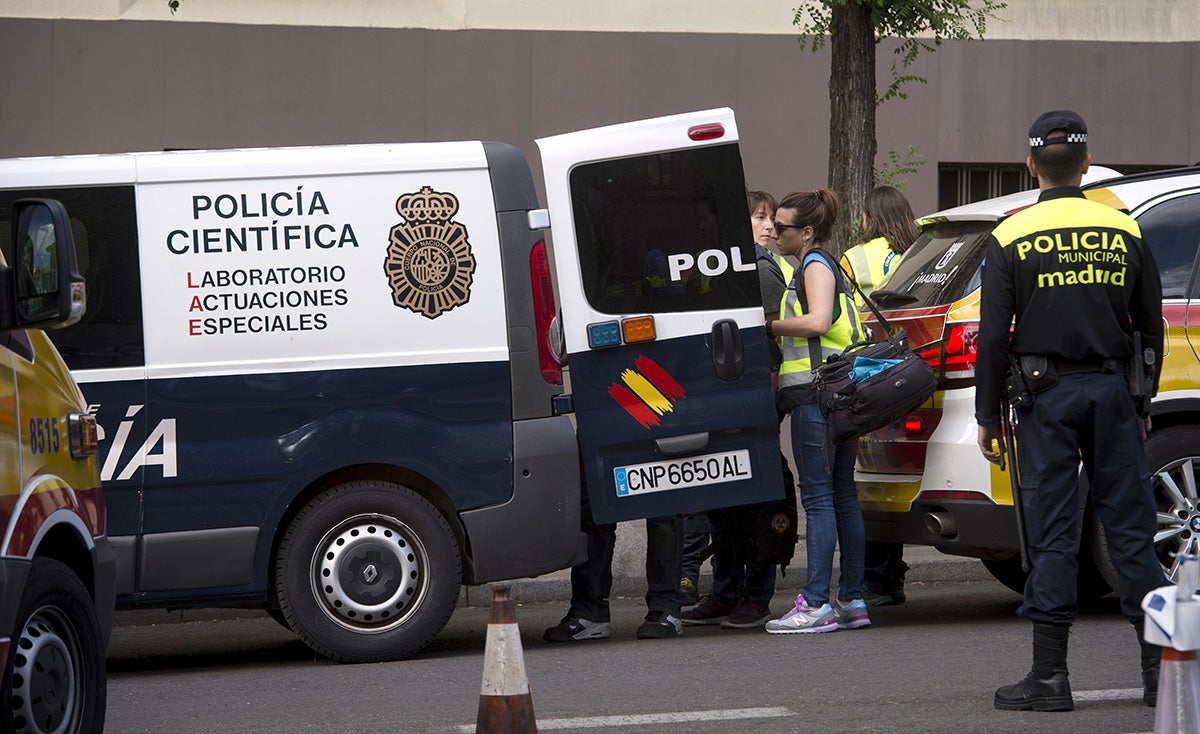 El ascensor cuyo suelo se desprendió causando la muerte de dos jóvenes en Madrid había pasado las inspecciones El ascensor cuyo suelo se desprendió causando la muerte de dos jóvenes en Madrid había pasado las inspecciones