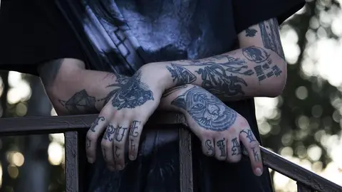 Un hombre con tatuajes Un hombre con tatuajes