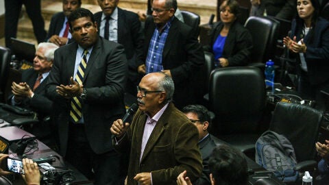 El diputado Ismael Garc&iacute;a habla durante una sesi&oacute;n de la Asamblea Nacional de Venezuela