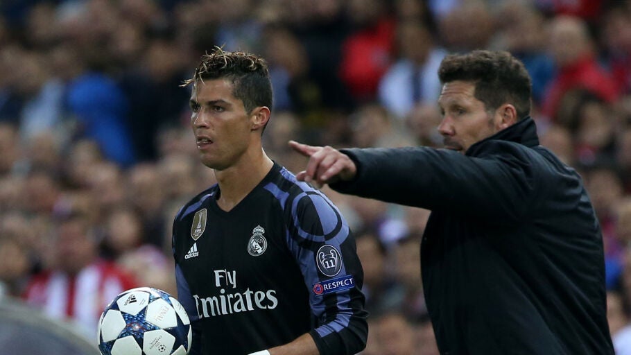 Cristiano Ronaldo y el Cholo Simeone durante el Atl&eacute;tico - Real Madrid