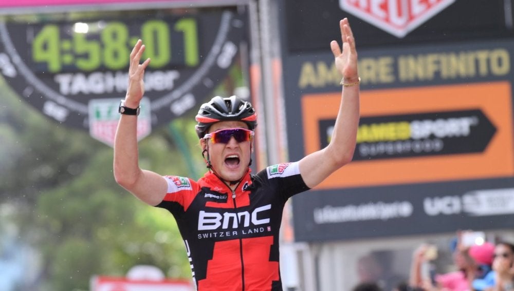 Dillier celebra su victoria en la sexta etapa del Giro