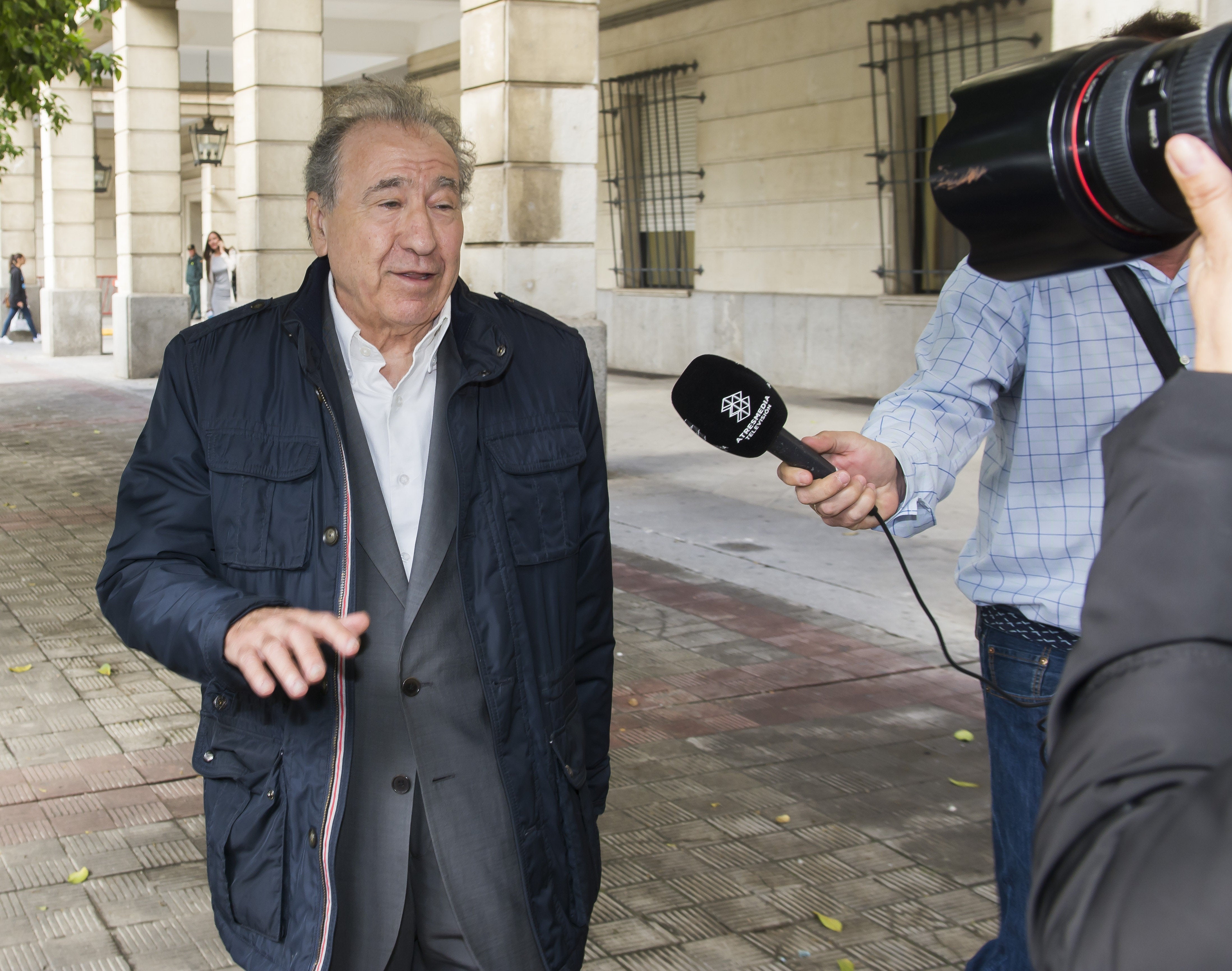La Fiscalía pide 1 año y 9 meses de cárcel para el empresario que simuló besar a Teresa Rodríguez La Fiscalía pide 1 año y 9 meses de cárcel para el empresario que simuló besar a Teresa Rodríguez