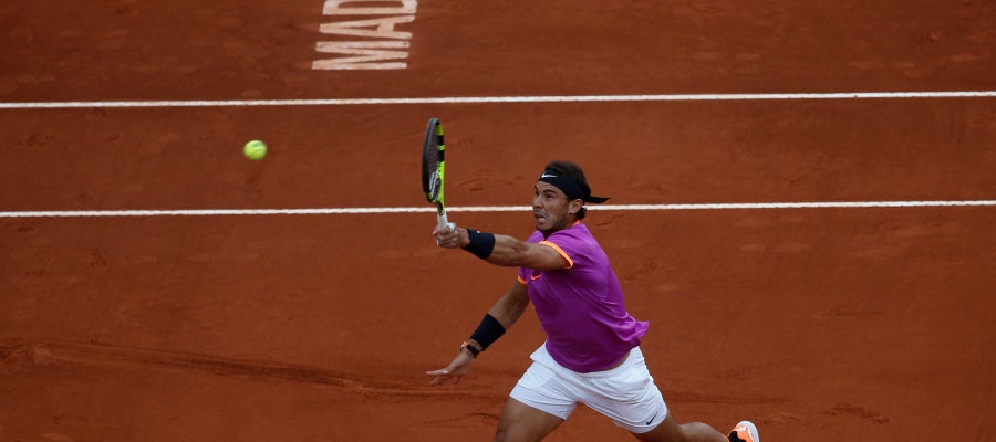 Rafa Nadal golpea una bola alta ante Kyrgios Rafa Nadal golpea una bola alta ante Kyrgios