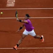Rafa Nadal golpea una bola alta ante Kyrgios Rafa Nadal golpea una bola alta ante Kyrgios