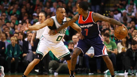Avery Bradley defiende a Brandon Jennings