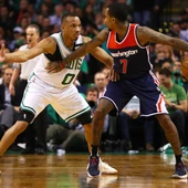 Avery Bradley defiende a Brandon Jennings Avery Bradley defiende a Brandon Jennings