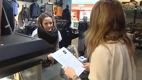 Una joven entregando el currículum Una joven entregando el currículum