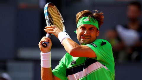 David Ferrer devuelve la pelota en un partido