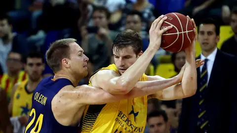 Doornekamp mantiene el balón pese a la presión de Oleson Doornekamp mantiene el balón pese a la presión de Oleson