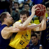 Doornekamp mantiene el balón pese a la presión de Oleson Doornekamp mantiene el balón pese a la presión de Oleson