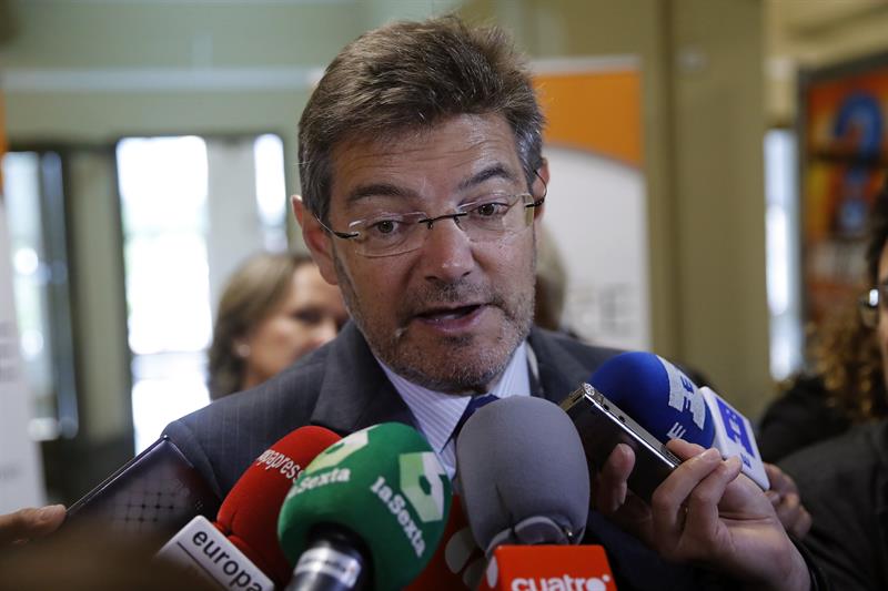 Rafael Catalá: "Si alguien tiene pruebas de injerencia en la labor de los fiscales, que lo acredite" Rafael Catalá: "Si alguien tiene pruebas de injerencia en la labor de los fiscales, que lo acredite"