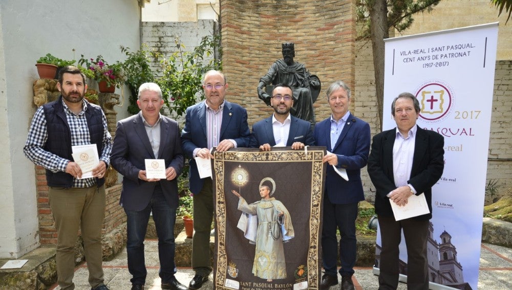 Imatge dels representants municipals durant la presentació dels actes del centenari amb la imatge del reboster commemoratiu.