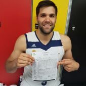 Felipe Reyes, con la hoja de estadísticas del partido ante el Joventut