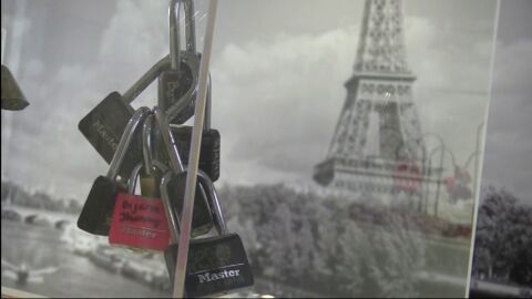 Frame 16.344974 de: Salen a subasta los famosos candados del Pont des Arts de Par&iacute;s para ayudar a los refugiados