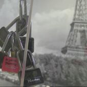 Frame 16.344974 de: Salen a subasta los famosos candados del Pont des Arts de París para ayudar a los refugiados