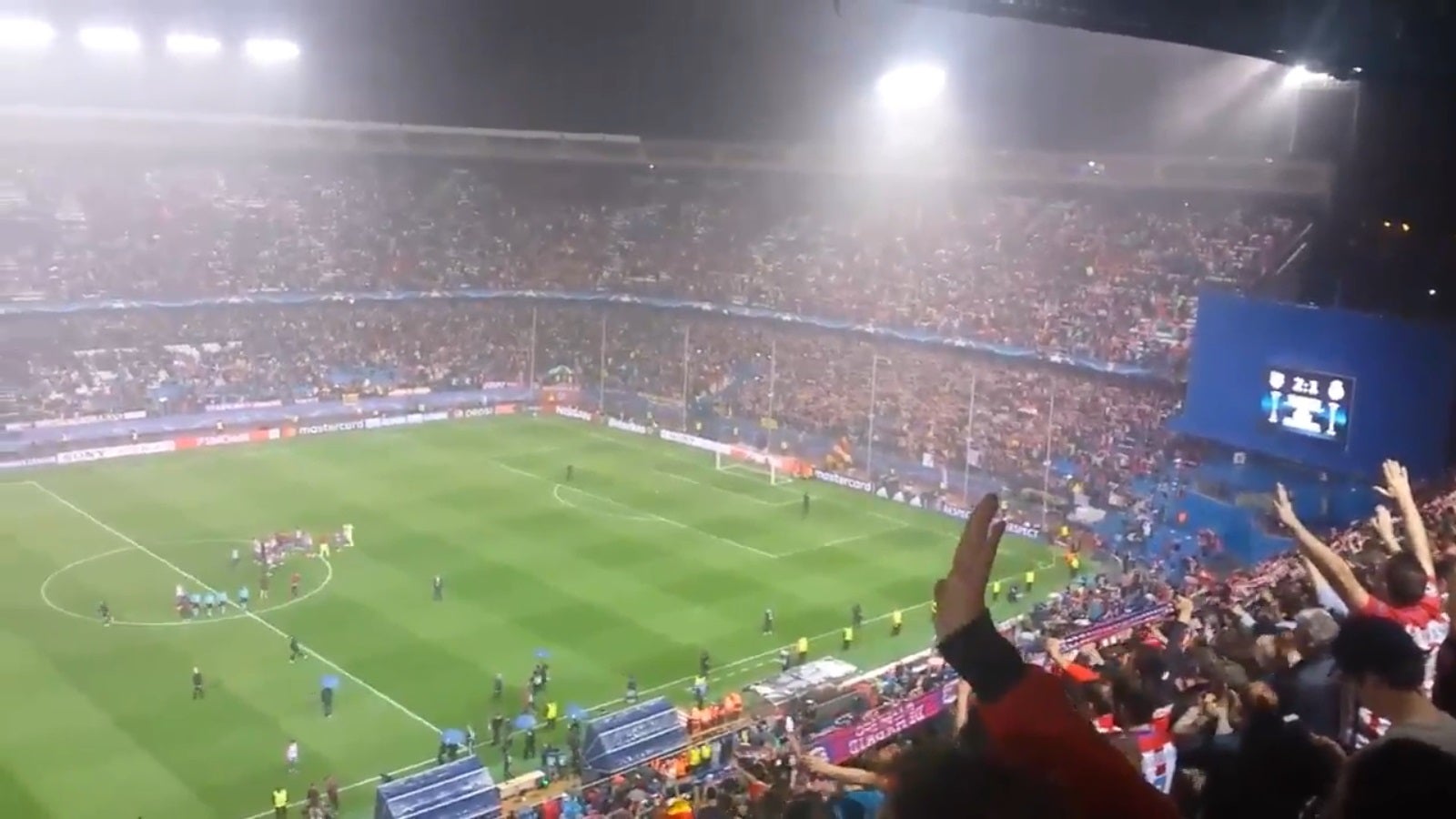 La espectacular despedida del Calderón a sus jugadores bajo la lluvia que pone los pelos de punta La espectacular despedida del Calderón a sus jugadores bajo la lluvia que pone los pelos de punta