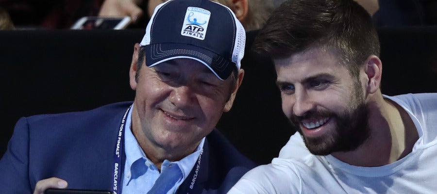 Gerard Piqué se hace un selfie con Kevin Spacey Gerard Piqué se hace un selfie con Kevin Spacey