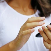 Una usuaria con su teléfono móvil Una usuaria con su teléfono móvil