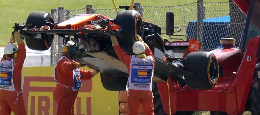 El McLaren-Honda de Alonso, chorreando aceite El McLaren-Honda de Alonso, chorreando aceite