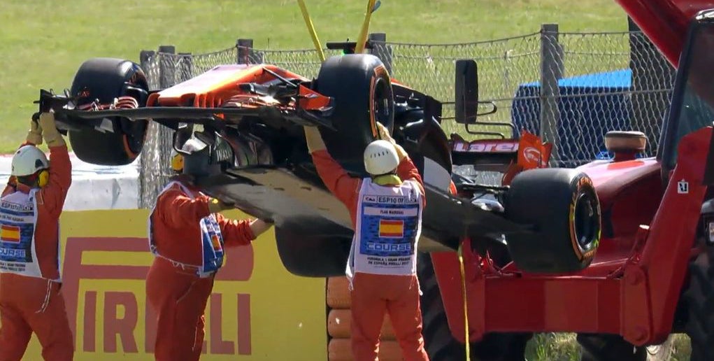 Fernando Alonso abandona a los 12 minutos de empezar los Libres 1 del GP de España Fernando Alonso abandona a los 12 minutos de empezar los Libres 1 del GP de España