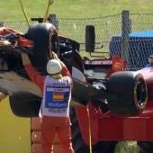 El McLaren-Honda de Alonso, chorreando aceite