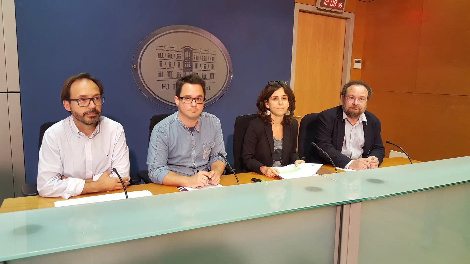 Pep Castells, Carlos Saura, Margalida Capellà y Damià Borràs en el Parlament