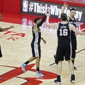 Los Spurs celebran una victoria