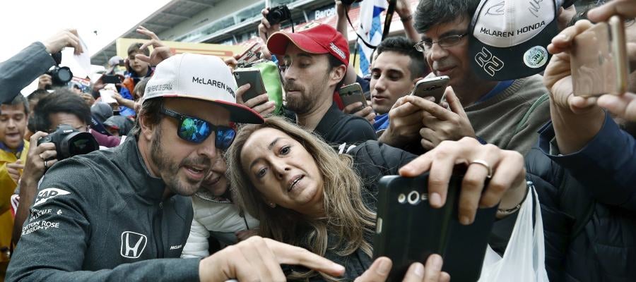 Fernando Alonso con sus fans en Montmeló Fernando Alonso con sus fans en Montmeló