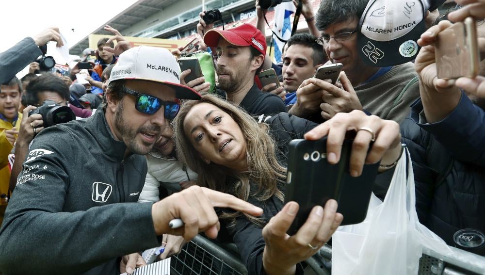 Fernando Alonso con sus fans en Montmeló