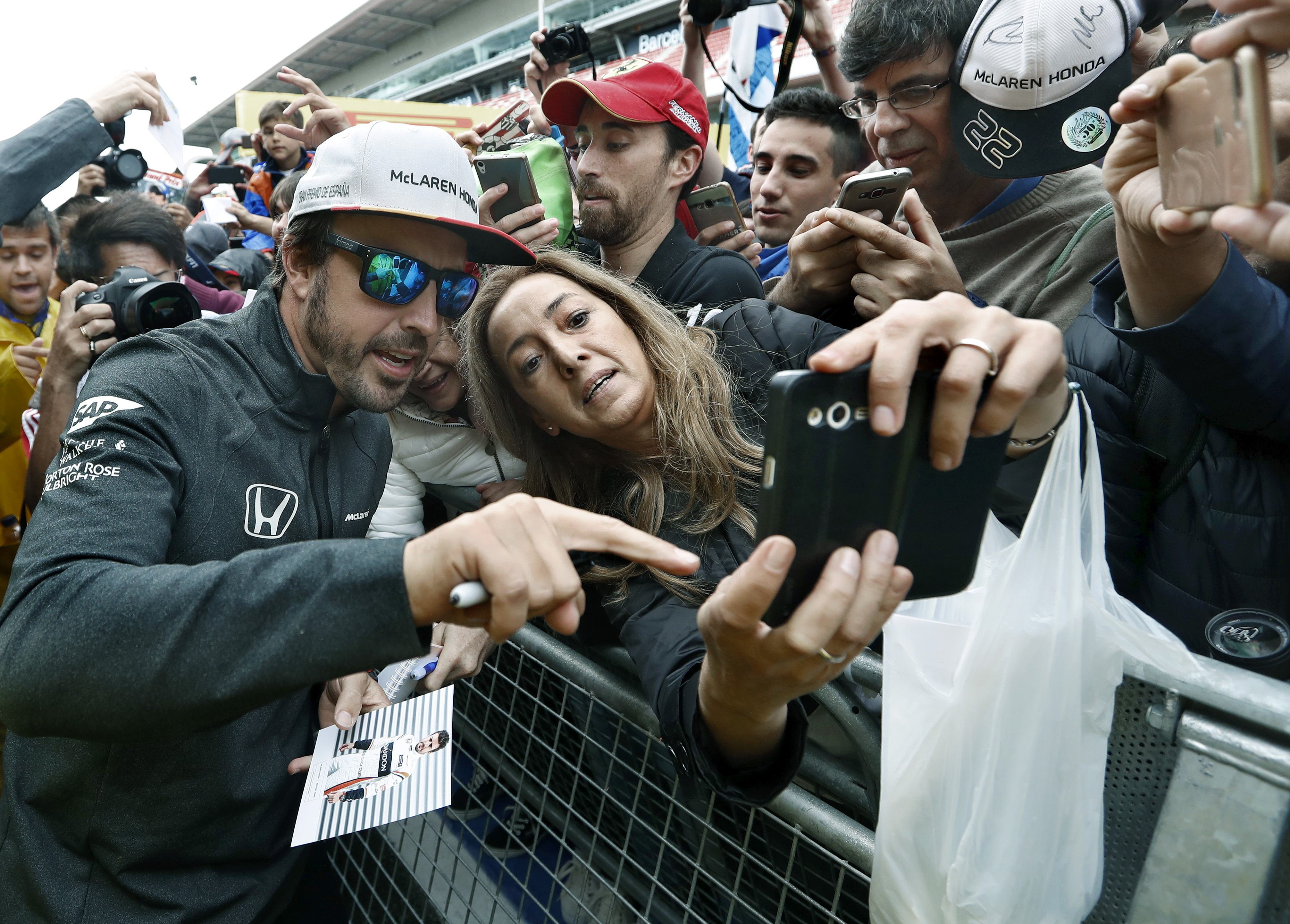 Fernando Alonso, hundido en Montmeló: "Es muy duro" Fernando Alonso, hundido en Montmeló: "Es muy duro"