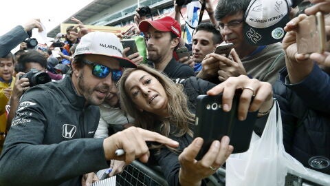 Fernando Alonso con sus fans en Montmel&oacute;
