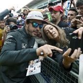 Fernando Alonso con sus fans en Montmeló