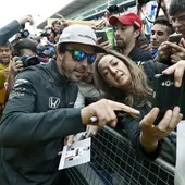 Fernando Alonso con sus fans en Montmeló Fernando Alonso con sus fans en Montmeló