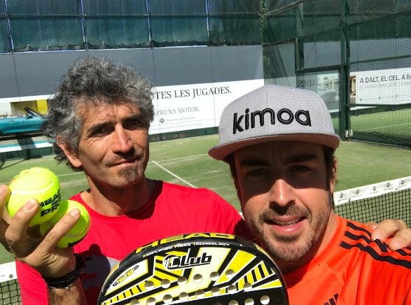 Fernando Alonso se va de la pista de Montmeló tras abandonar en los Libres 1 para jugar al pádel Fernando Alonso se va de la pista de Montmeló tras abandonar en los Libres 1 para jugar al pádel