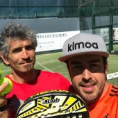 Alonso, jugando al pádel