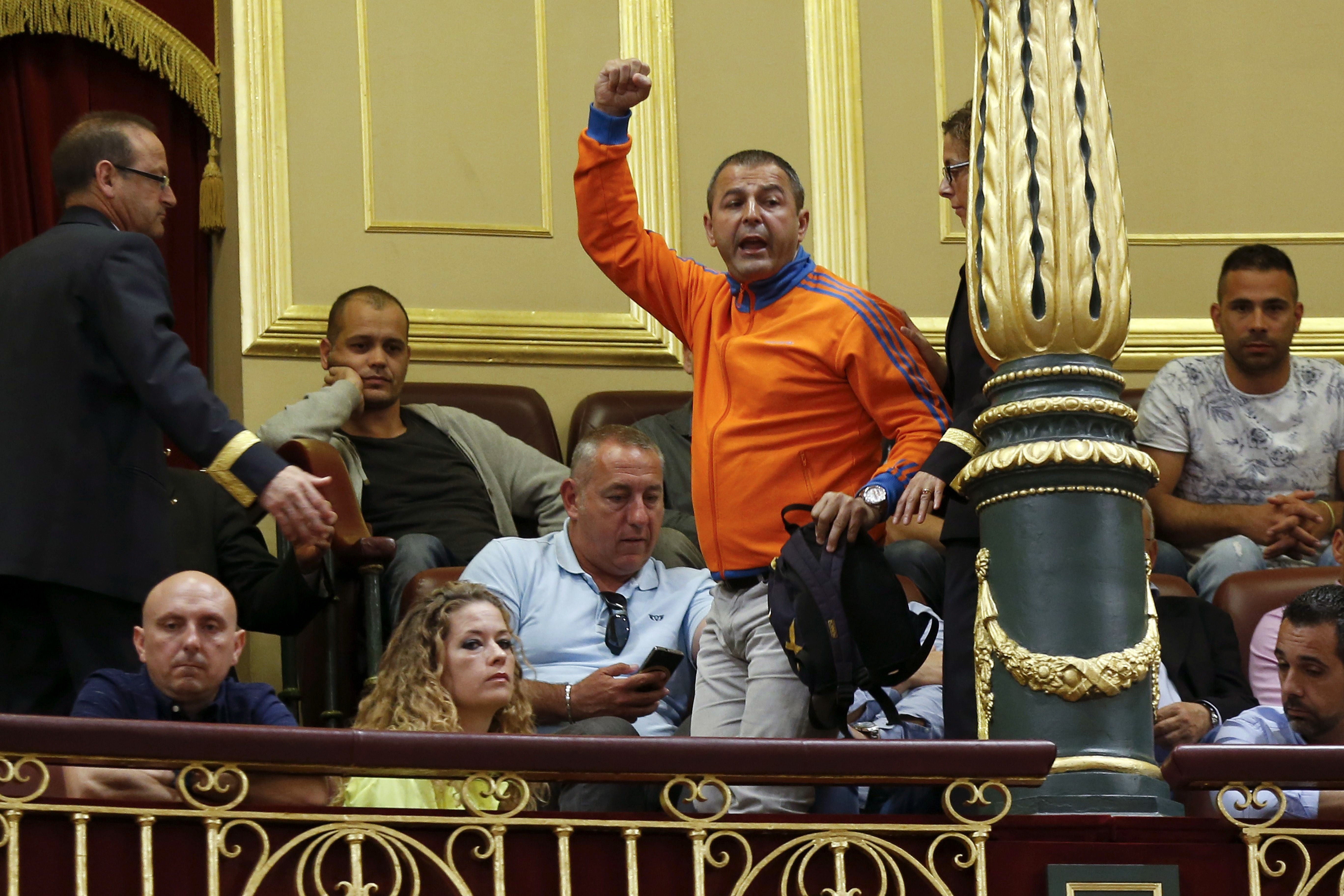 Los estibadores rechazan la reforma aprobada en el Congreso pero mantienen la huelga Los estibadores rechazan la reforma aprobada en el Congreso pero mantienen la huelga