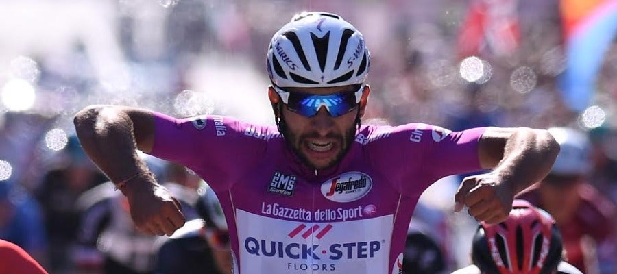 Fernando Gaviria celebra su cuarta victoria en el Giro Fernando Gaviria celebra su cuarta victoria en el Giro