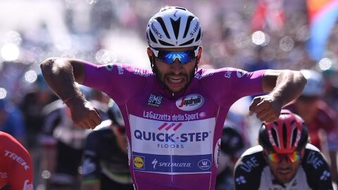 Fernando Gaviria celebra su cuarta victoria en el Giro