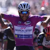 Fernando Gaviria celebra su cuarta victoria en el Giro Fernando Gaviria celebra su cuarta victoria en el Giro