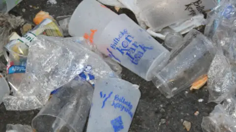 Vasos de plástico acumulados en la calle. Reciclaje