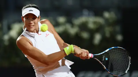 Garbiñe Muguruza contesta al rival durante un partido Garbiñe Muguruza contesta al rival durante un partido
