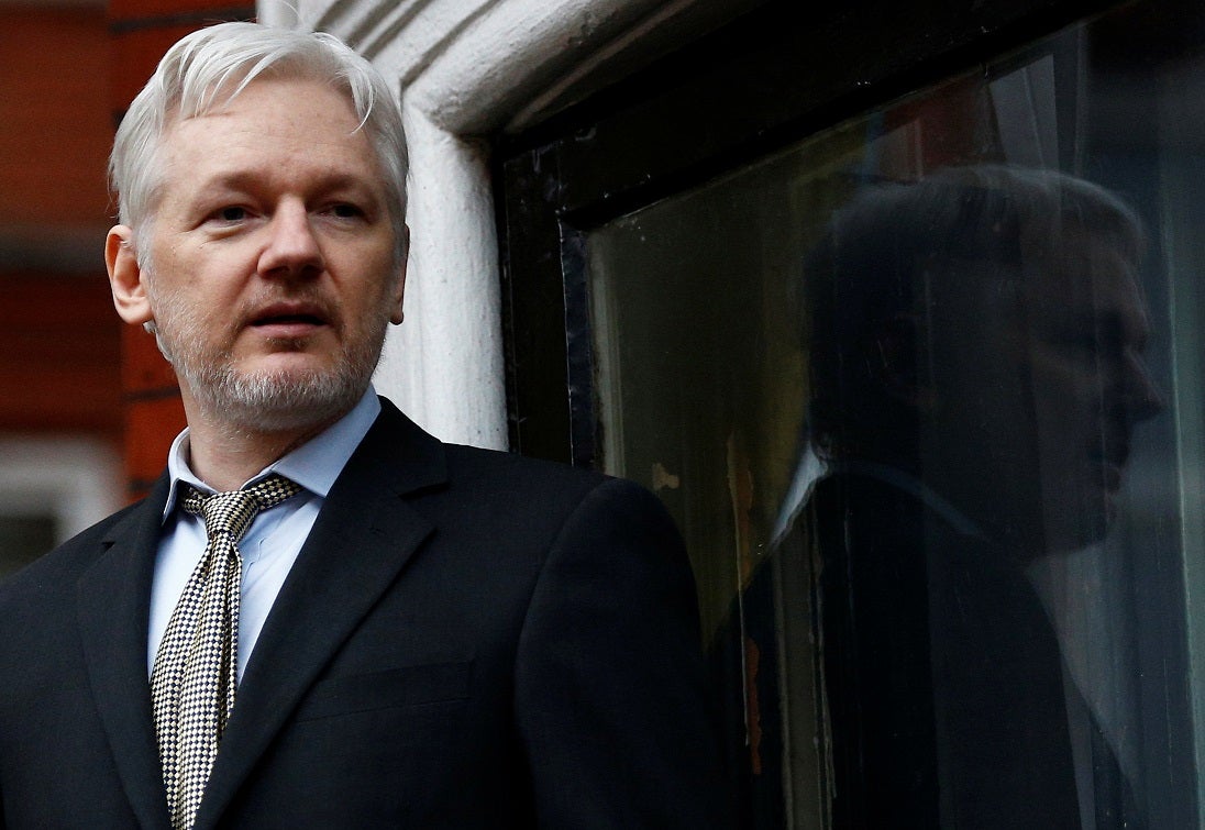 Assange asegura que está "ayudando a proteger" la web del referéndum Assange asegura que está "ayudando a proteger" la web del referéndum