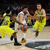 Llull intenta no perder el balón ante la defensa de Fenerbahçe
