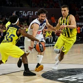 Llull intenta no perder el balón ante la defensa de Fenerbahçe Llull intenta no perder el balón ante la defensa de Fenerbahçe