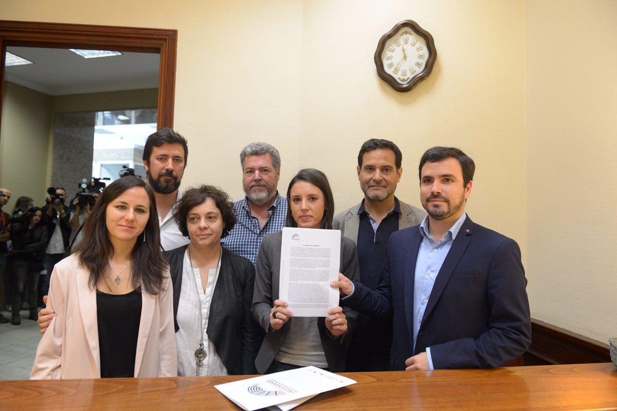 Las preguntas de Amón: "¿No os parece que la mejor fecha y el mejor símbolo para llevar a cabo esta parodia parlamentaria es el Martes 13?" Las preguntas de Amón: "¿No os parece que la mejor fecha y el mejor símbolo para llevar a cabo esta parodia parlamentaria es el Martes 13?"
