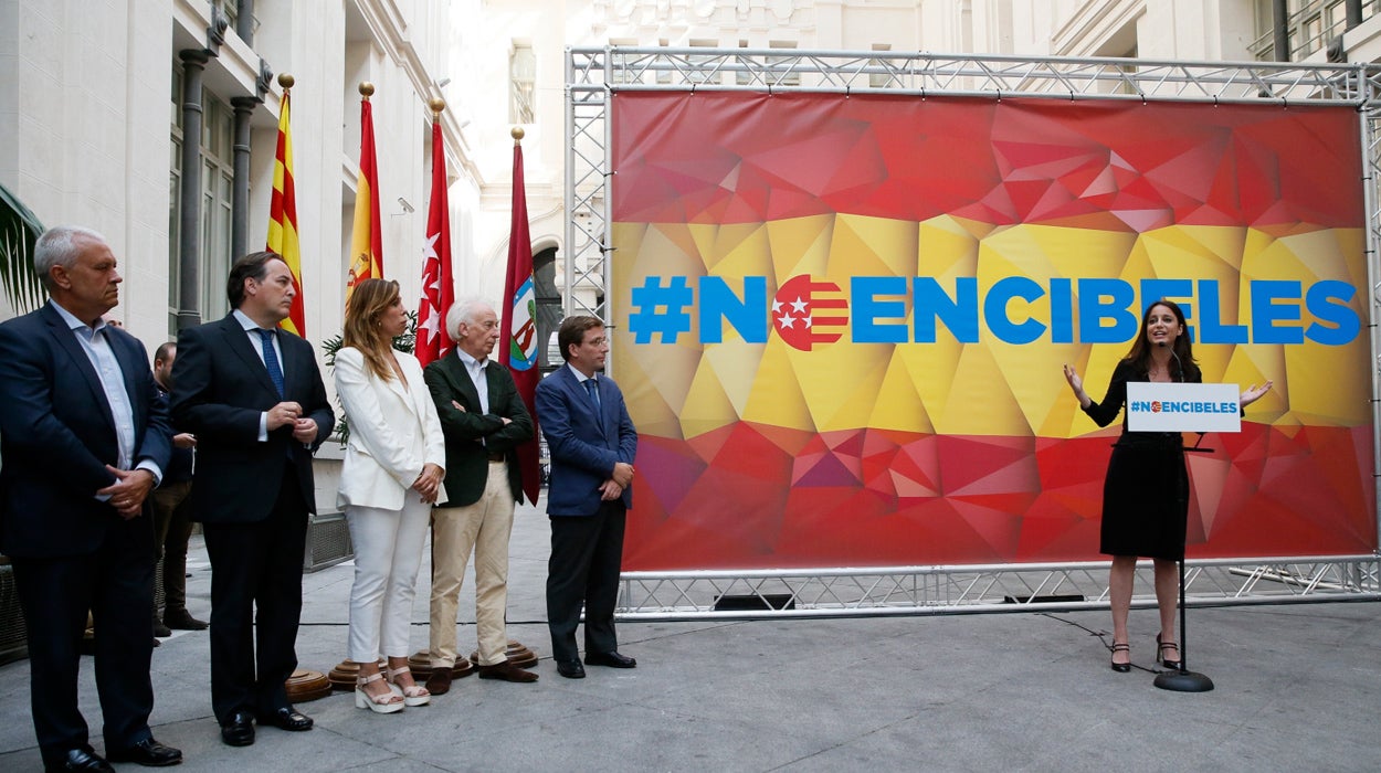 El PP acusa a Carmena de poner la "alfombra roja" del Ayuntamiento a Puigdemont El PP acusa a Carmena de poner la "alfombra roja" del Ayuntamiento a Puigdemont