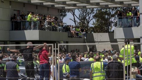Los estibadores del Puerto de Valencia hoy durante la asamblea informativa